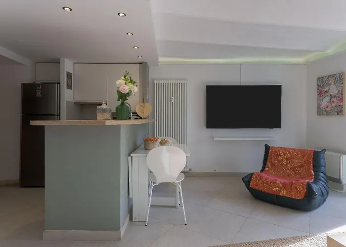 Louison Balcony, Quiet Area, 7mn From דירה *